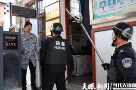 天柱一小开展反恐防暴演练：校警携手筑牢校园安全防线图片