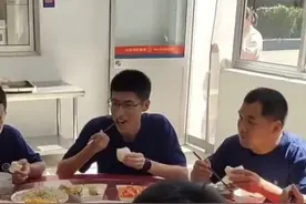 好温馨！10月1日，山东潍坊，消防员国庆假期坚守岗位，妻子抱着刚满月的女儿悄悄来看望他。图片