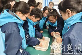 十堰市东风二中：复刻古法造纸 课堂妙趣横生图片