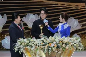 获“白玉兰”表演艺术奖主角奖，靳东：大幕拉开将再无回头图片