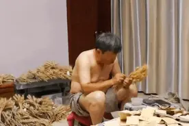 这个光膀子的大叔，居然是大学教授？这个视频意外“走红”！图片