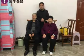 父母双亡，小伙打工挣学费上大学：没买过新衣服，攒了3万元给外公外婆养老图片