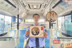 武汉公交司机自制工艺品，装扮立冬主题环保车厢图片