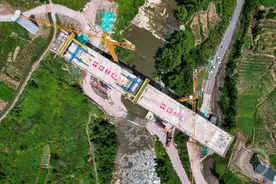 西渝高铁康渝段全线首座大桥连续梁合龙图片