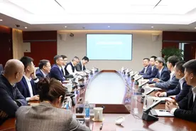 聚焦 | 吴鸣会见中建装饰党委副书记、总经理陈鹏图片