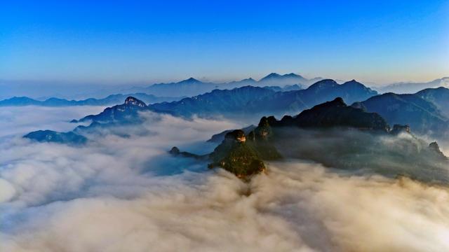 河北承德：浩瀚云海 壮美兴隆山