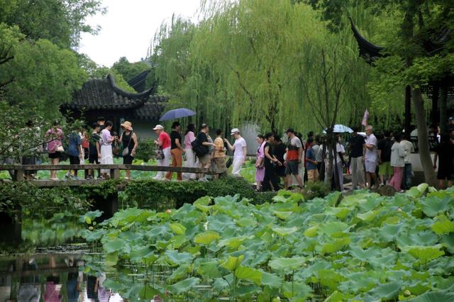 苏州：拙政园人头攒动