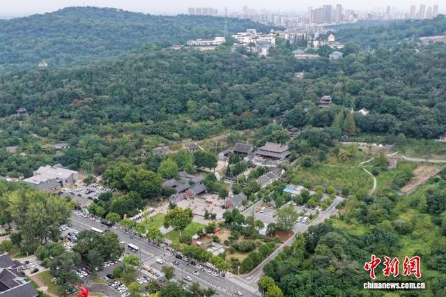 惠民措施激发假日经济活力 民众走进“千年古城”江苏盱眙惬意度假