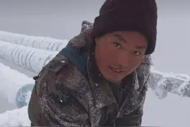 凉山小伙下雪天在特高压线上高空作业：为千家万户输电蛮自豪的图片