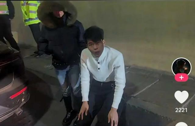 高速上一小车刹车失灵，以115km/h狂奔490公里	，开了4个半小时至燃油耗尽！司机要求退车退款，索赔5万元精神损失费，厂家回应