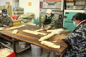 安乡：传统麻花“搓”出浓浓年味图片