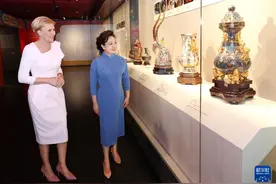 彭丽媛同波兰总统夫人阿加塔参观中国国家大剧院图片