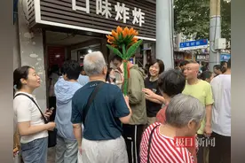 爷爷拿着手工向日葵给孙子送考图片