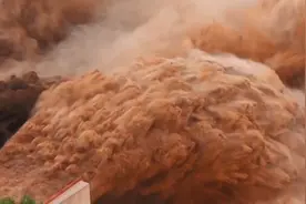 黄河小浪底浊浪滔天如万马奔腾图片