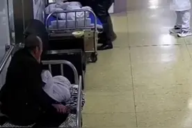 老人吃馒头噎住，身体僵硬，保安出手 用“海姆立克法”急救，一分钟不到将老人救回图片