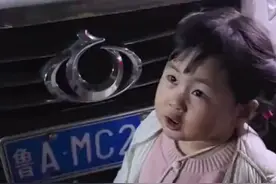 英语老师带萌娃看车牌学英语，鲁A读什么？萌娃：冒尖儿！网友：IP正确，打够级一把好手#萌娃学英语图片