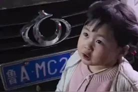 英语老师带萌娃看车牌学英语，鲁A读什么？萌娃：冒尖儿！网友：IP正确，打够级一把好手#萌娃学英语图片