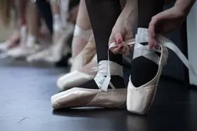 秦文君：街市上的小舞者图片