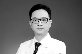 肇事司机开车看手机致45岁知名胸外科主任刘磊车祸去世，患者家属追忆：他耐心负责，是位好医生图片