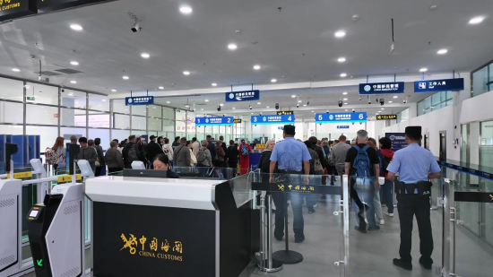 对俄免签政策试行当日 抚远口岸迎来大批俄罗斯游客