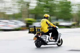 记者体验外卖小哥日常：为大家带去便利，也期待更多理解图片