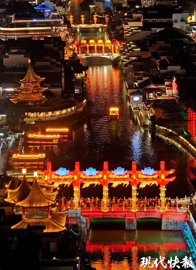 “东风夜放花千树”具象化了，一眼千年的浪漫正在南京上演