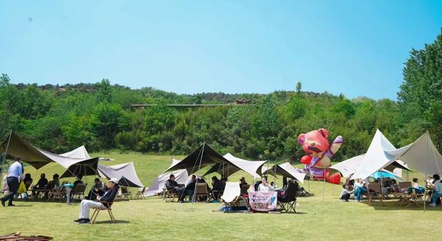 东港，把红叶与暖阳都拥入怀