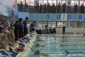 “育苗杯”游泳赛迎35届 培养小学生运动兴趣图片