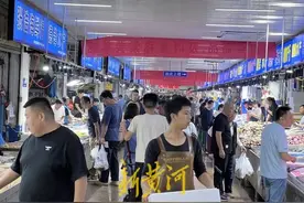 市民赶早采购，有商户一天卖出四五千斤，中秋假期的海鲜市场挺热闹图片