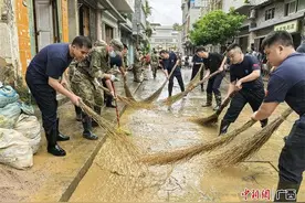水口关站移民管理警察全力救助洪灾受困民众图片