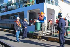 边检机关高效服务助力船员回家团圆图片