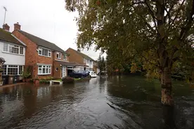 （外代二线）英国部分地区遭遇暴雨天气图片