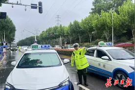 去武汉站可以在哪停车？洪山交警雨中指路图片