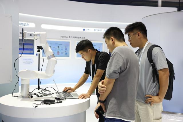 城事｜向“新”向“智”：AI数字化应用场景不断扩展
