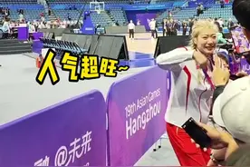 中国女篮夺冠颁奖后李梦被“包围”，粉丝大喊：李梦，你是我的梦！图片