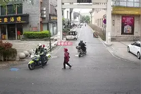 老奶奶迷路后喊年轻交警“叔叔”，这喊的是信任与尊敬图片