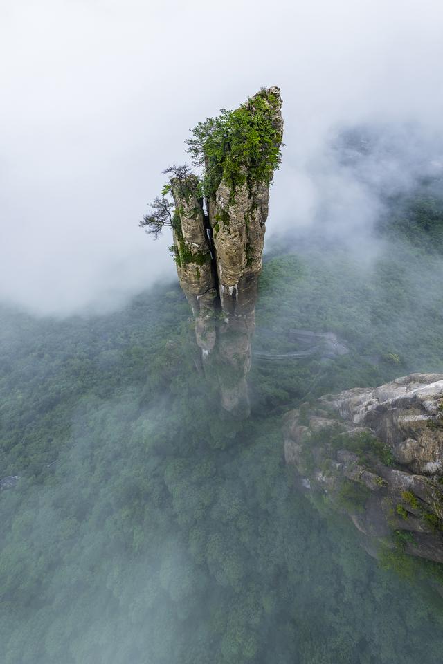 湖北恩施:雨后峡谷似仙境