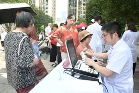 长沙市第三医院骨科进社区：现场B超人气火爆图片