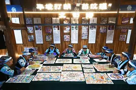 【新春走基层】贵州龙里：苗族绘画迎新春图片