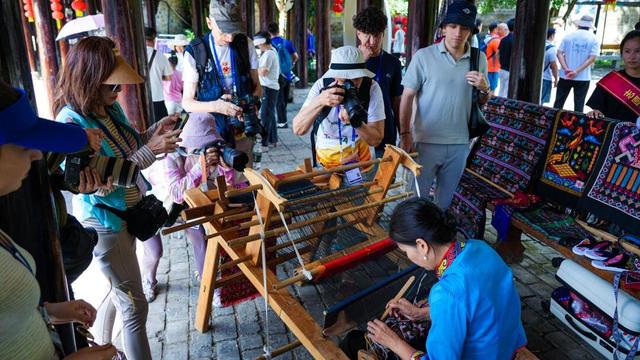 与故宫、长城同台领奖，这座长满了国际游客的古镇拥有怎样的“出海密码”