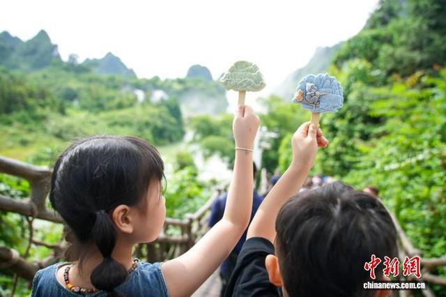 抓住暑假尾巴 中国首个跨境旅游合作区游人如织
