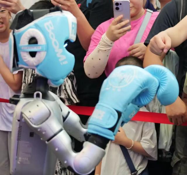 人从众……“机器人大会”成遛娃新去处！如何玩儿转？一图看懂丨半两财经