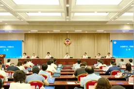 助力推进城区全要素治理，打造美丽街区“徐汇范例”，区政协召开专题议政性常委会会议图片