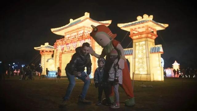 以灯为桥，西安城墙新春灯会让中国年味走向全球