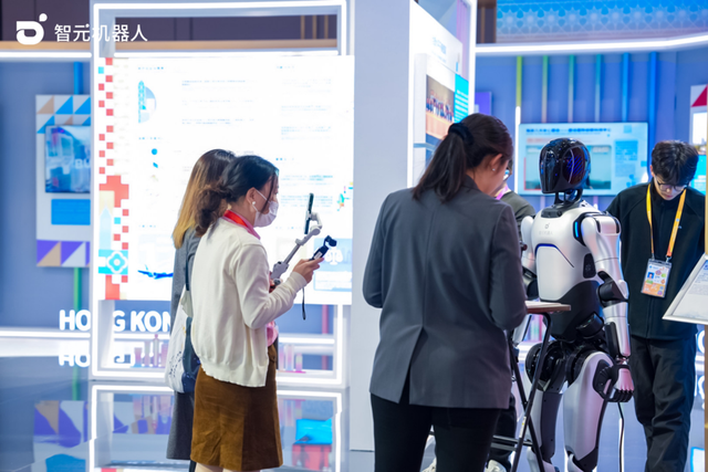 智元机器人进博会跳非遗“手狮舞”，“灵创” 内容创作平台首次开放公众体验