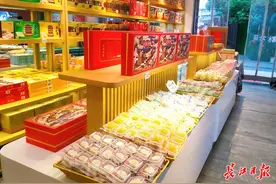 把江城风光“装进”月饼里，老字号走国潮风图片