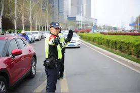 出动警力1689人，清明假期首日济南交警全力疏堵保畅图片