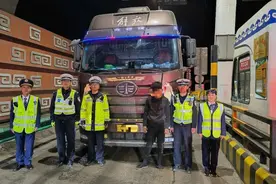 核载49吨 实载83吨！超载货车竟这样“逃费”图片