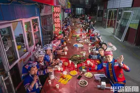 嗦螺蛳粉、跳竹竿舞、摆长桌宴……在青广西人喜庆“三月三”图片