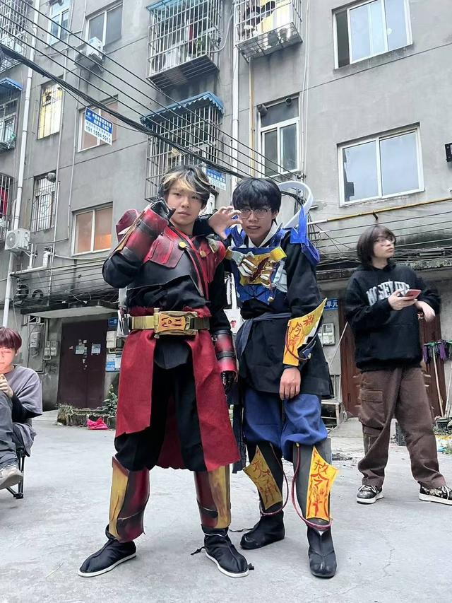 大学生用手机低成本拍出四川版《铠甲勇士》2000万点击率还有网友私信：快更新！